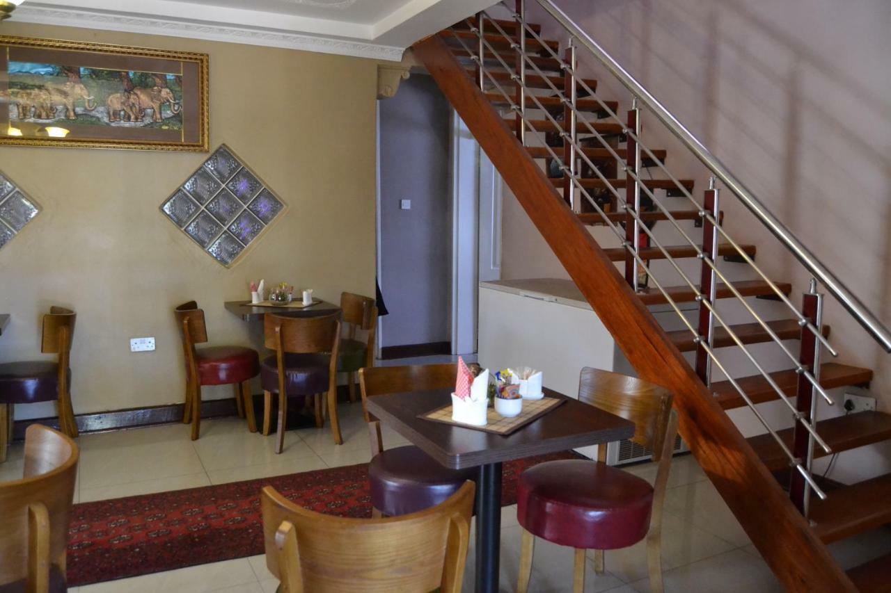 Triple Palms Bed And Breakfast Gaborone Exterior foto